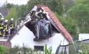 德国出现离奇车祸 腾空撞到3米高屋顶：深深嵌入墙壁中！