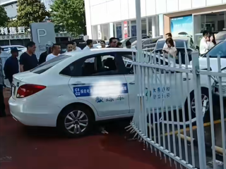 驾校学员练车失控撞翻护栏冲到4S店 网友：这是真着急买车了！