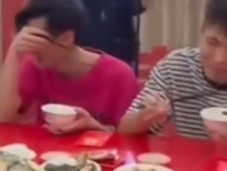 2个弟弟送姐姐出嫁 吃分家饭时憋笑 网友：两人“差点把饭喷对方脸上”！