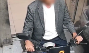 大爷为骑电动车进电梯 一锄头干掉智能阻止系统！