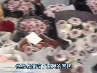 女生520收一屋子花 准备晚上摆摊去卖掉！