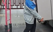 男子独自从货车上卸下双开门大冰箱 看起来毫不费力 网友：这技术不是盖的！