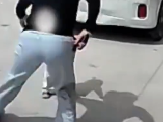 男孩把硬币塞进电车充电口被电 手指瞬间烧黑!