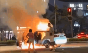电动汽车当街起火：现场堪比放鞭炮 一家三口紧急逃离！