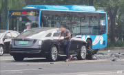 曝知名车评人陈震同学开劳斯莱斯闪灵发生车祸：逆行超速撞飞一白车！