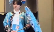 韩团EXO成员签售会扮格格造型 网友：为了卖专辑也是拼了!