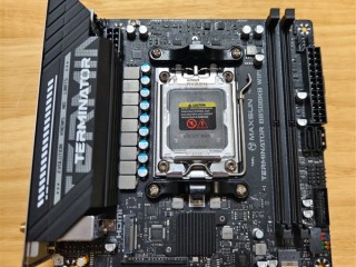 AMD平台首款B850迷你“背插主板”：PCIe x16插槽装在背面！