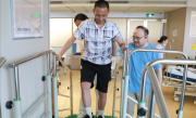 脑机接口大突破！中国61岁完全截瘫男子站起来了！
