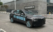 第六界来了！东风华为合作新车亮相街头：车身张贴“华为最强智驾”！