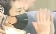 王大陆台下看表演被拍 疯狂躲镜头 在颁奖环节假装趴着睡觉！