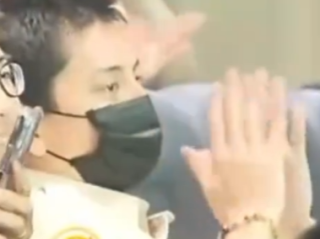王大陆台下看表演被拍 疯狂躲镜头 在颁奖环节假装趴着睡觉！