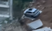 陕西一小区突发塌方 多车被埋！一SUV踩着水泥块平滑落地！